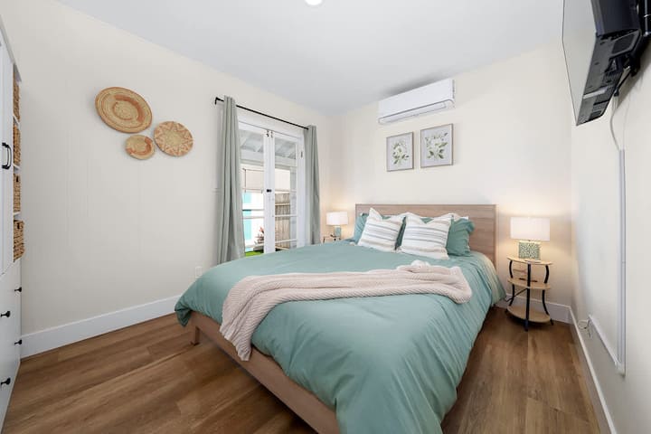 Третата спалня разполага с двойно легло, място за съхранение и 32 - инчов смарт телевизор. Има и френски врати, които водят към задния двор. Можете да заключите вратата само от вътрешната страна на спалнята.