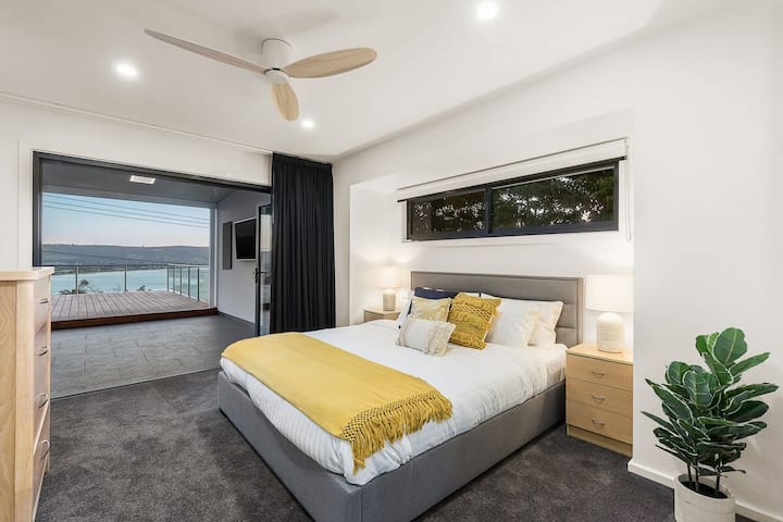 Ellerina Master King Bedroom იხსნება დახურულ აივანზე