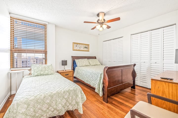 Una de las habitaciones de invitados con una cama doble y una cama de tamaño completo.