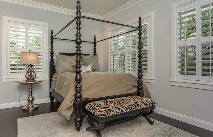 Трета спалня с двойно легло, плоскоекранен телевизор и дрешник.