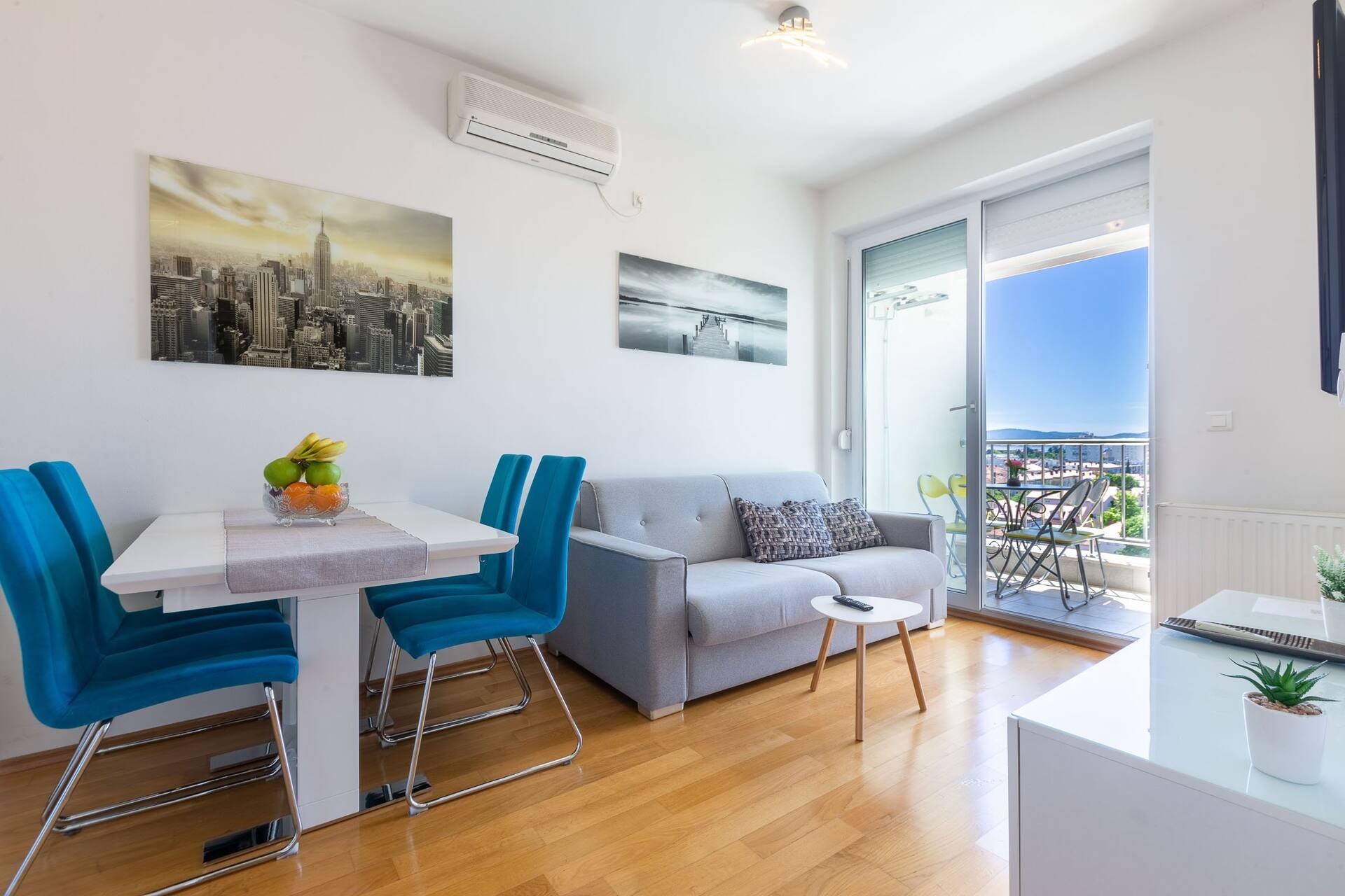 Jadran apartment with balcony and parking garage