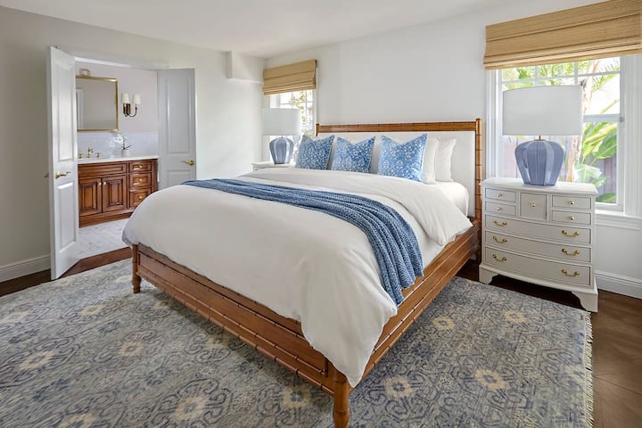 Disfruta de una suite principal tranquila y bellamente decorada con una cama de bambú Serena & Lily con un galardonado colchón WinkBed, un lujoso baño de mármol Calacatta, un espacioso vestidor y un televisor inteligente para relajantes veladas.