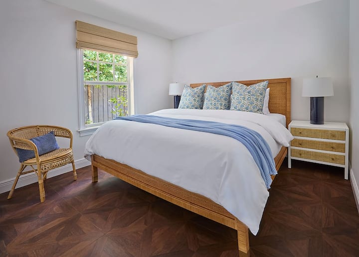 El segundo dormitorio cuenta con una cama de ratán de Serena & Lily vestida con lujosas sábanas de 800 hilos, un colchón WinkBed galardonado, un televisor y un amplio espacio de almacenamiento para tus pertenencias.