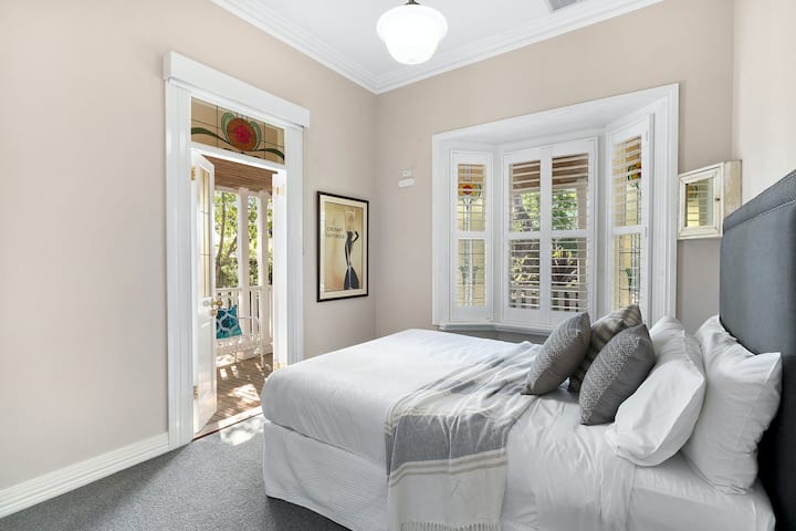 Compact & charming room with high ceilings, french doors onto deck and plantation shutters. We call this one, the Riesling Room. A recent makeover has added air con split system, clothes hanging rack and tv. 