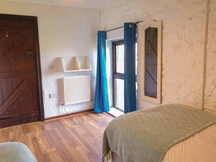 Prozor spavaće sobe u staroj školi u prizemlju