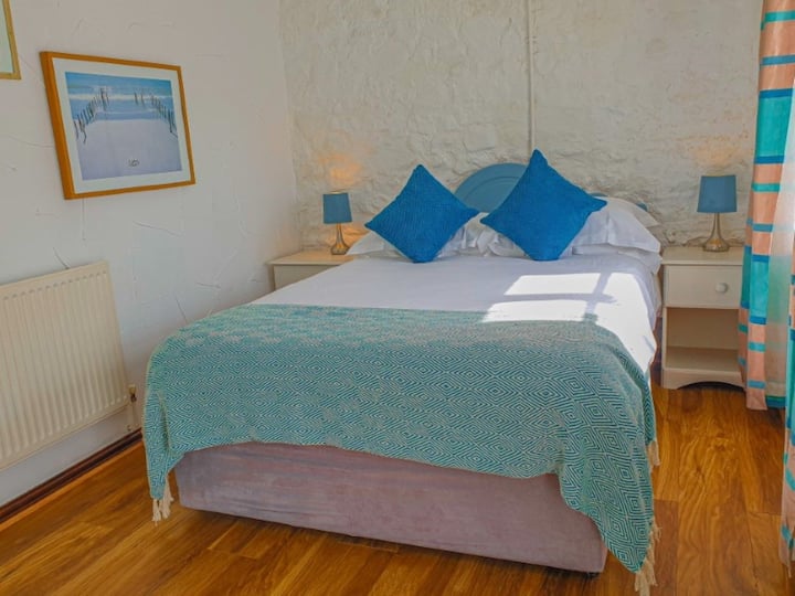 Spavaća soba s bračnim krevetom u prizemlju