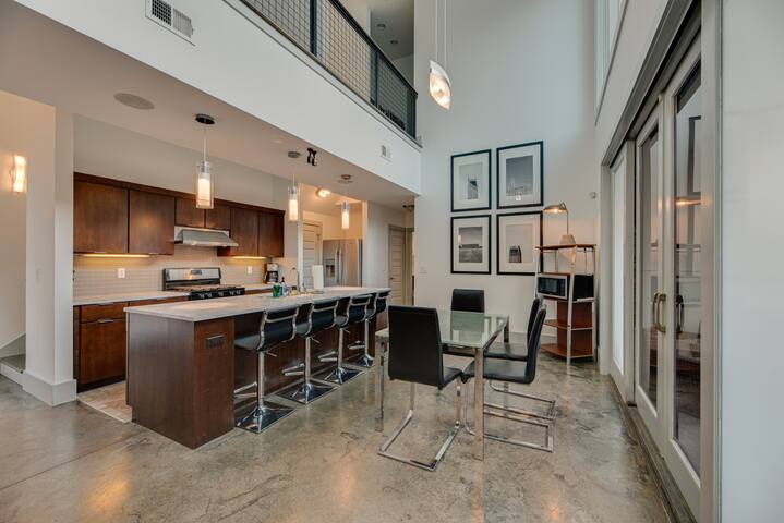 Downtown/Hottub/Music Row/20 foot ceiling/Gulch!.! gallery image 2