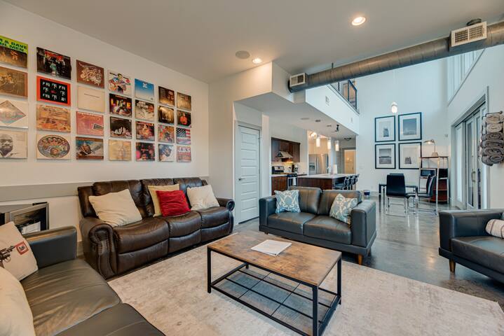 Downtown/Hottub/Music Row/20 foot ceiling/Gulch!.! gallery image 5