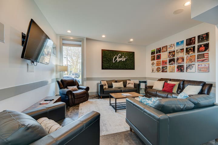 Downtown/Hottub/Music Row/20 foot ceiling/Gulch!.!