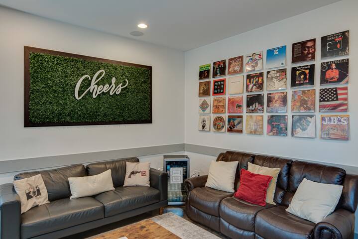 Downtown/Hottub/Music Row/20 foot ceiling/Gulch!.! gallery image 4