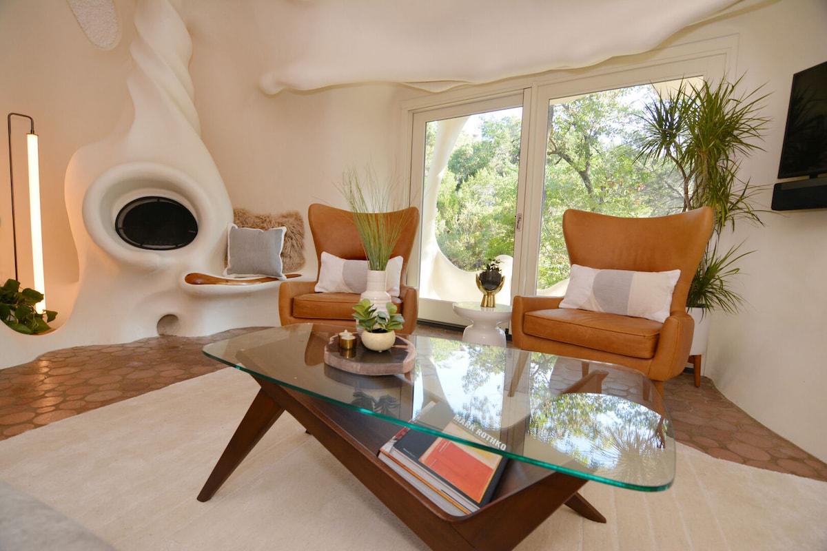 The Iconic Bloomhouse | Romantic Austin Escape