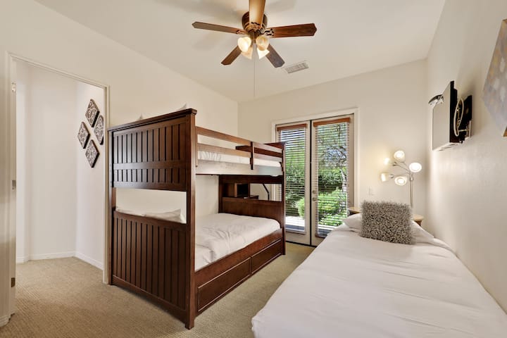 Gostinjska spavaća soba 4 s krevetom na kat (na vrhu i dnu) i dodatnim bračnim krevetom.