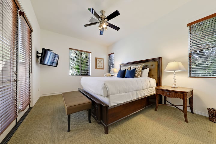 Spavaća soba za goste 3 s bračnim krevetom i vlastitom kupaonicom te francuskim vratima koja vode do dvorišta!