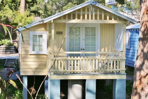 Popular Airbnb listing: Cottage 4 - Hyams Beach Seaside Cottages in Hyams Beach