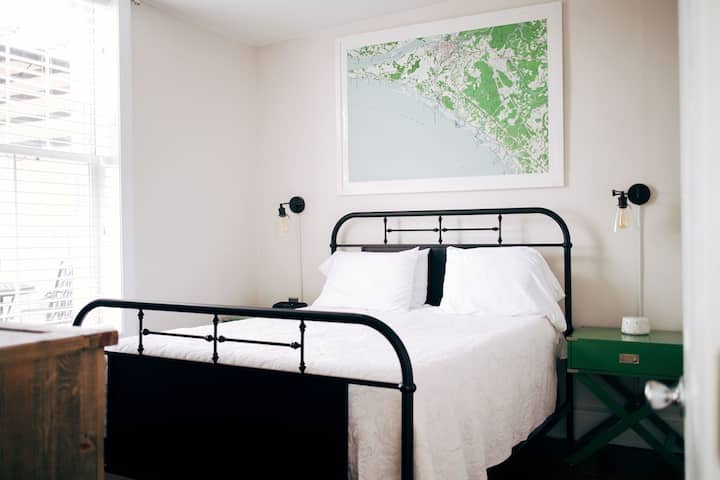 una habitación cómoda y moderna con una cama tamaño queen