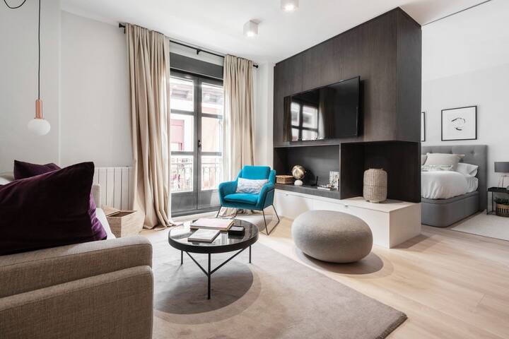 Modern and bright- 2bed 2 bath- City center gallery image 3