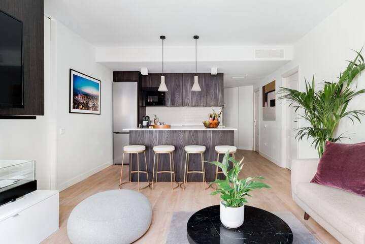 Modern and bright- 2bed 2 bath- City center gallery image 5