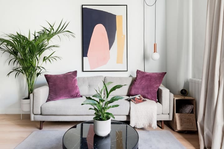 Modern and bright- 2bed 2 bath- City center