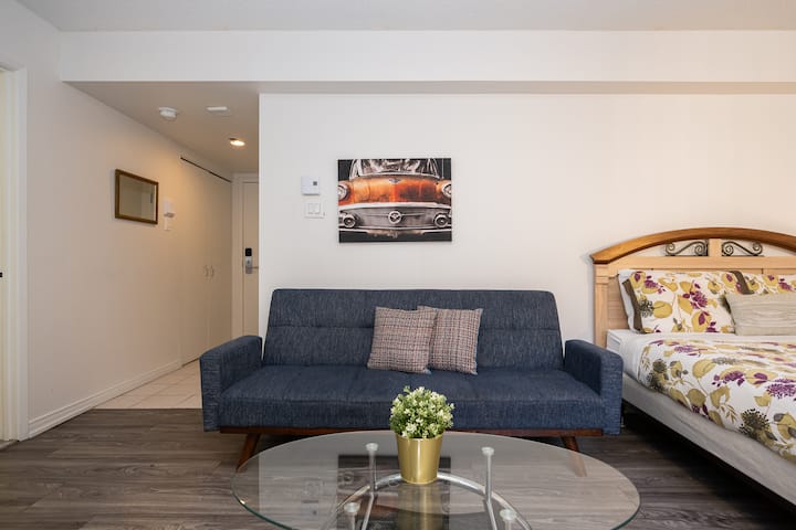 Corporate Studio | Bright | Steps To Chum Hospital - Montreal