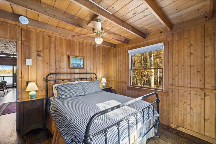 Sovrum #2: Huvudvåning, queen-säng, Tuft & Needle-madrass