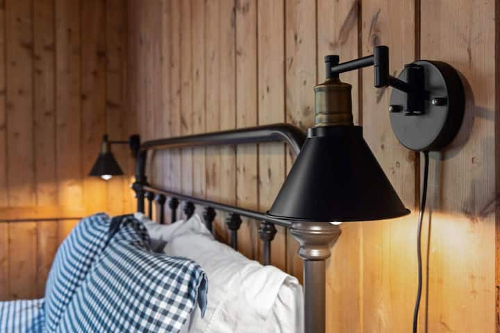 Sovrum #1: Bottenvåning, dubbelsäng, Tuft & Needle-madrass