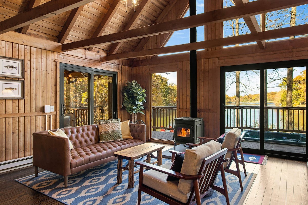 Sitting room leading onto the deck facing the lake.