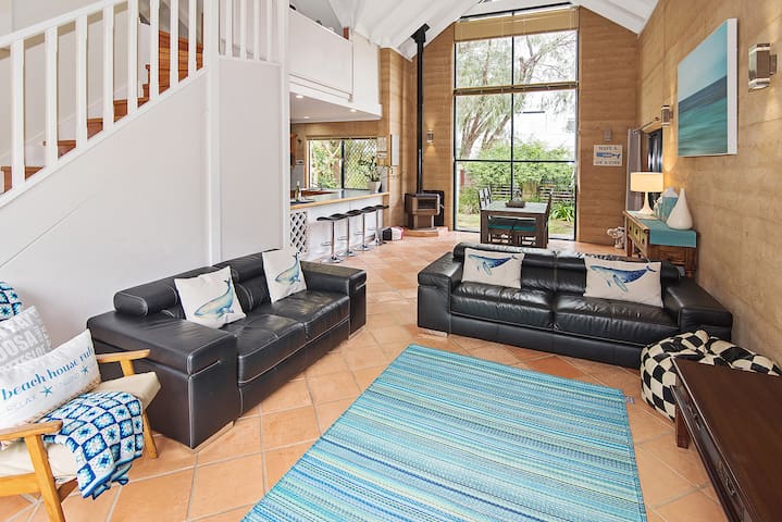 Vitamin Sea- WIFI, secure courtyard, Wood fire