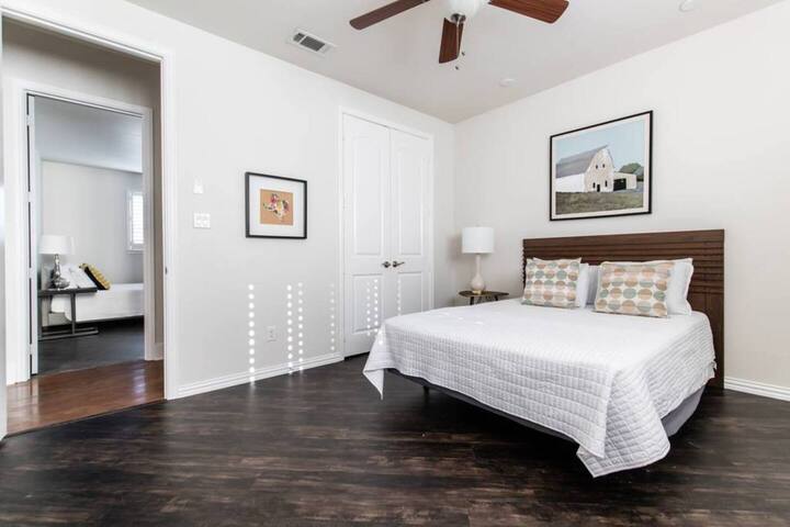 Great Dallas Home, Fantastic for Groups gallery image 2