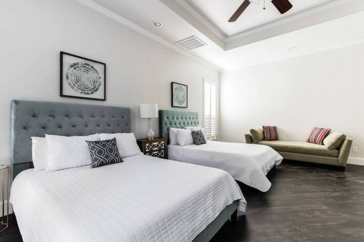 Great Dallas Home, Fantastic for Groups gallery image 3