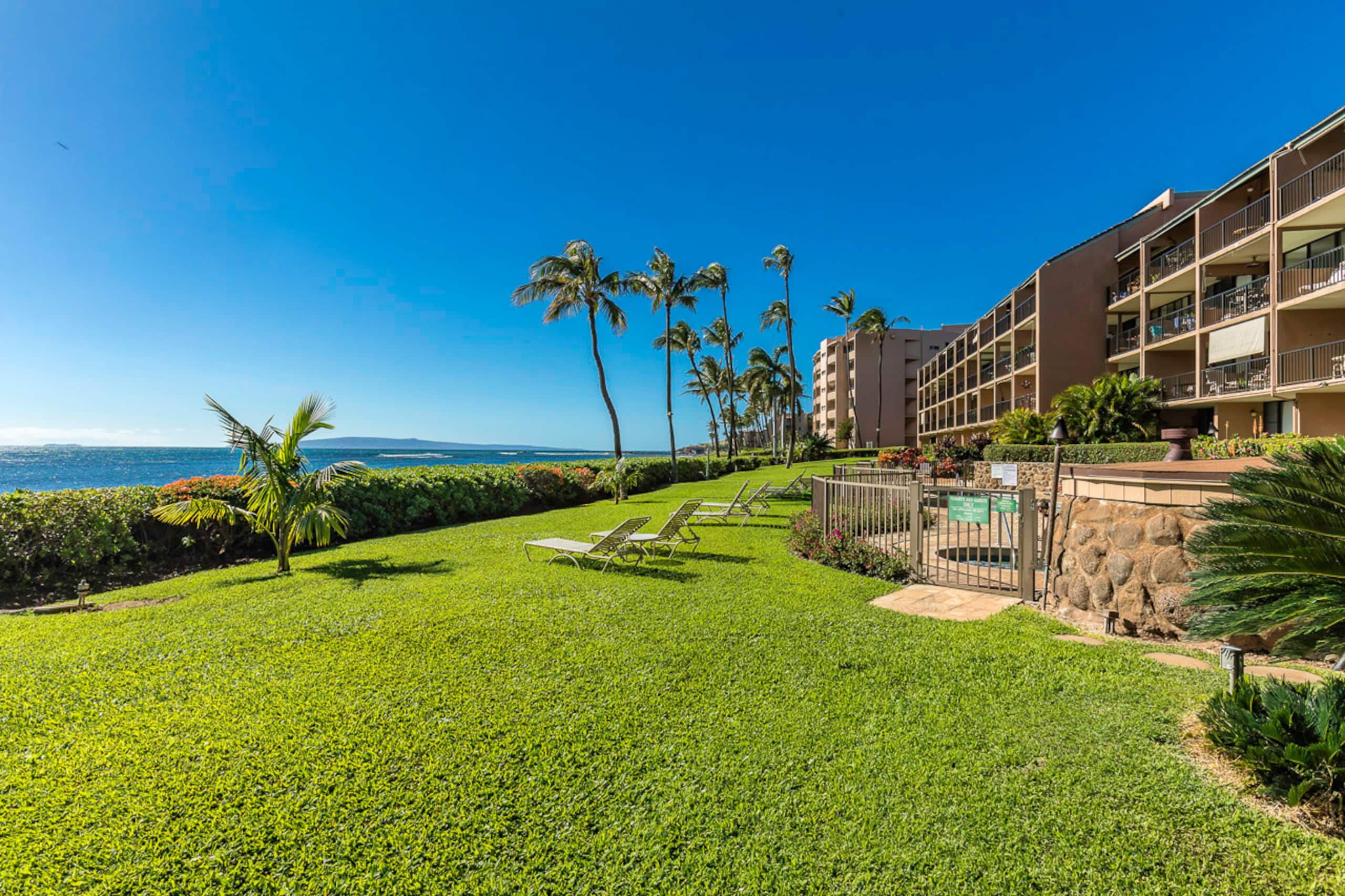 Condo in Wailuku · ★4.41 · 2 bedrooms · 2 beds · 2 shared baths - Image 47