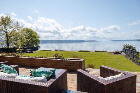 Jandals & Joy Lakefront Retreat