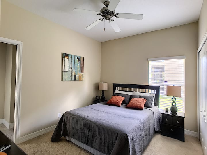 Schlafzimmer Nr.2 - Privates Badezimmer, das zur Poolterrasse führt