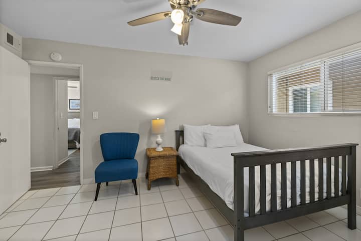 La suite al otro lado del pasillo cuenta con una cama completa, baño privado y patio con terraza.