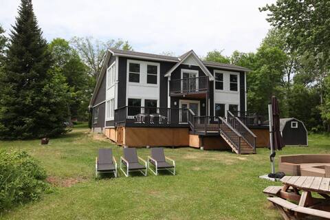 Entire Luxurious Waterfront Peninsula Cottage