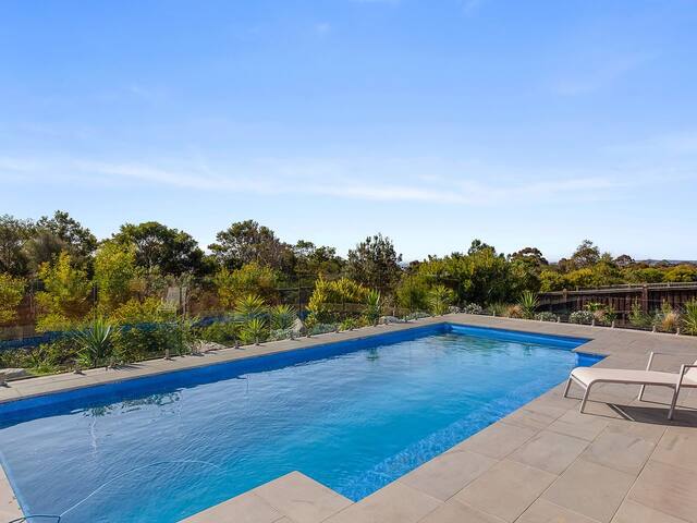 Tranquil Family Friendly, Bay Views, Pool & Spa gallery image 3