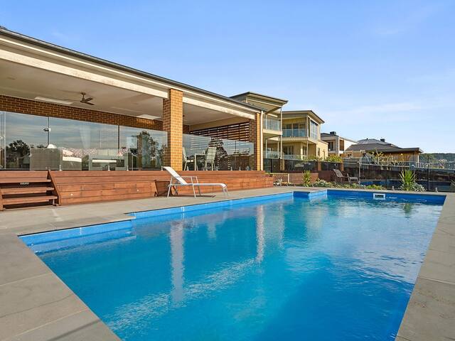 Tranquil Family Friendly, Bay Views, Pool & Spa gallery image 2