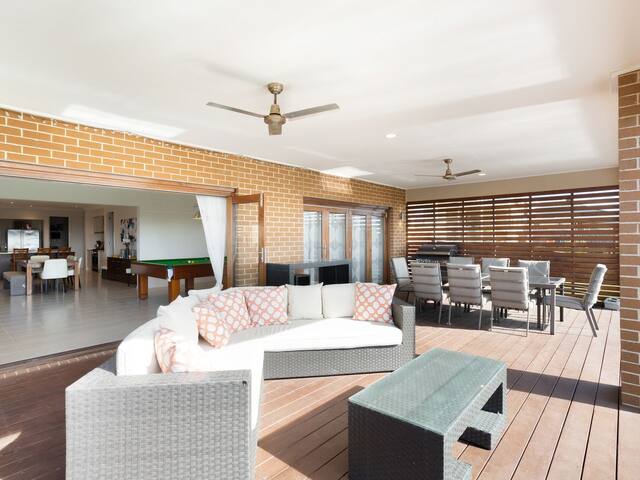 Tranquil Family Friendly, Bay Views, Pool & Spa gallery image 4