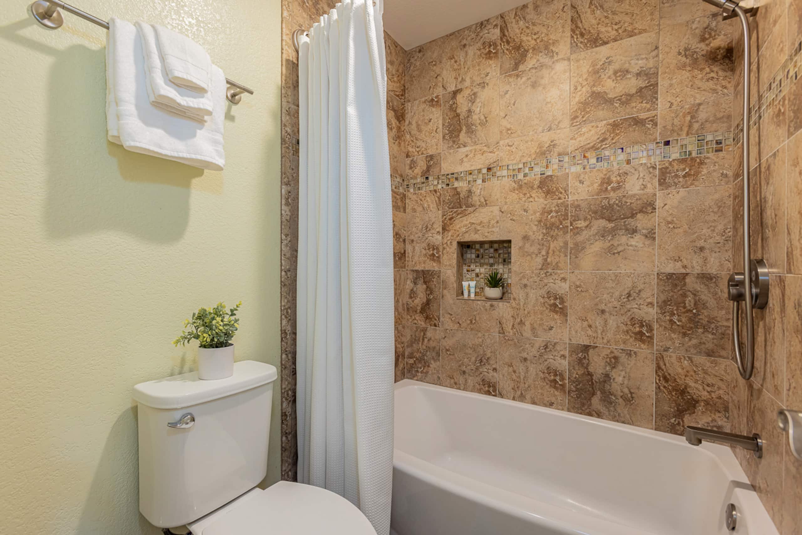 Condo in Wailea · ★4.96 · 2 bedrooms · 4 beds · 2 shared baths - Image 32