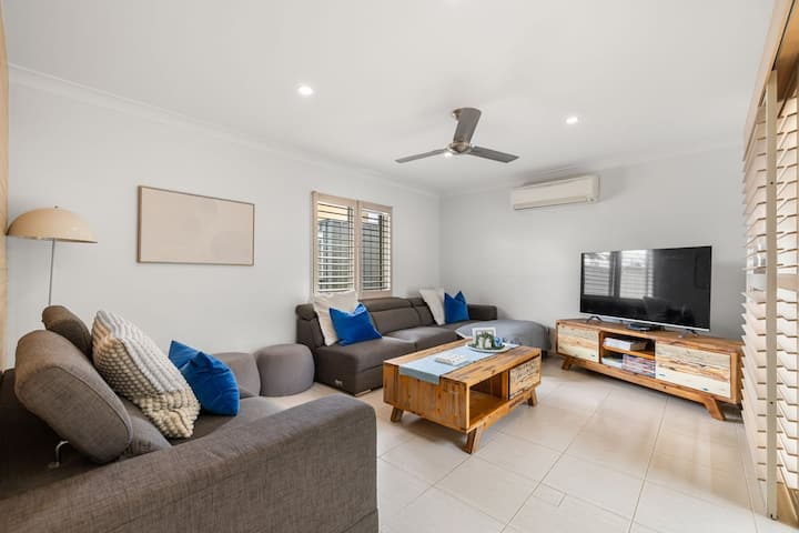 Pet Friendly Beachside Hideaway - Lazy On Lowry - Bribie Island