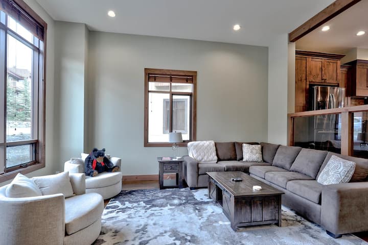 Modern 3 Bedroom Townhouse With Brand New Amenities - Sun Peaks