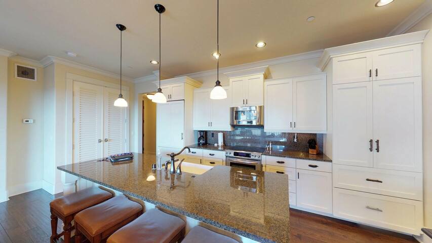 Spacious Villa -3 Min Walk to Beach, Private Lanai