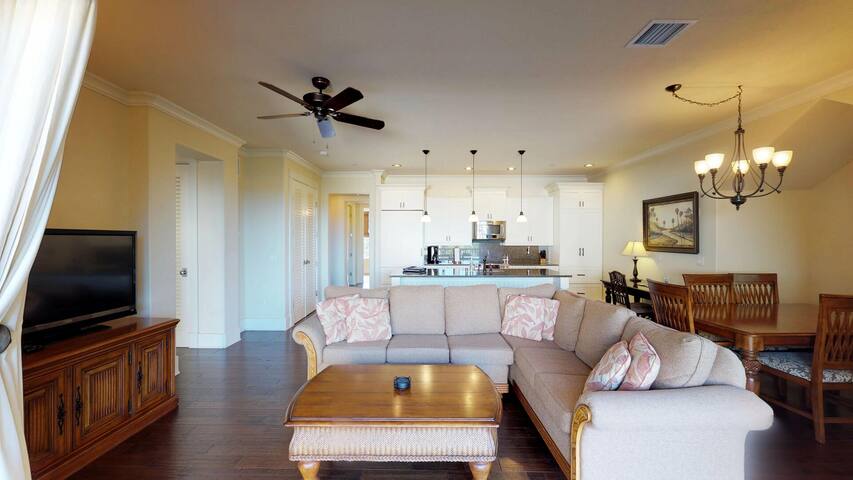 Spacious Villa -3 Min Walk to Beach, Private Lanai gallery image 3