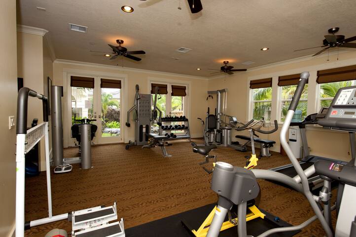 Spacious Villa -3 Min Walk to Beach, Private Lanai gallery image 2