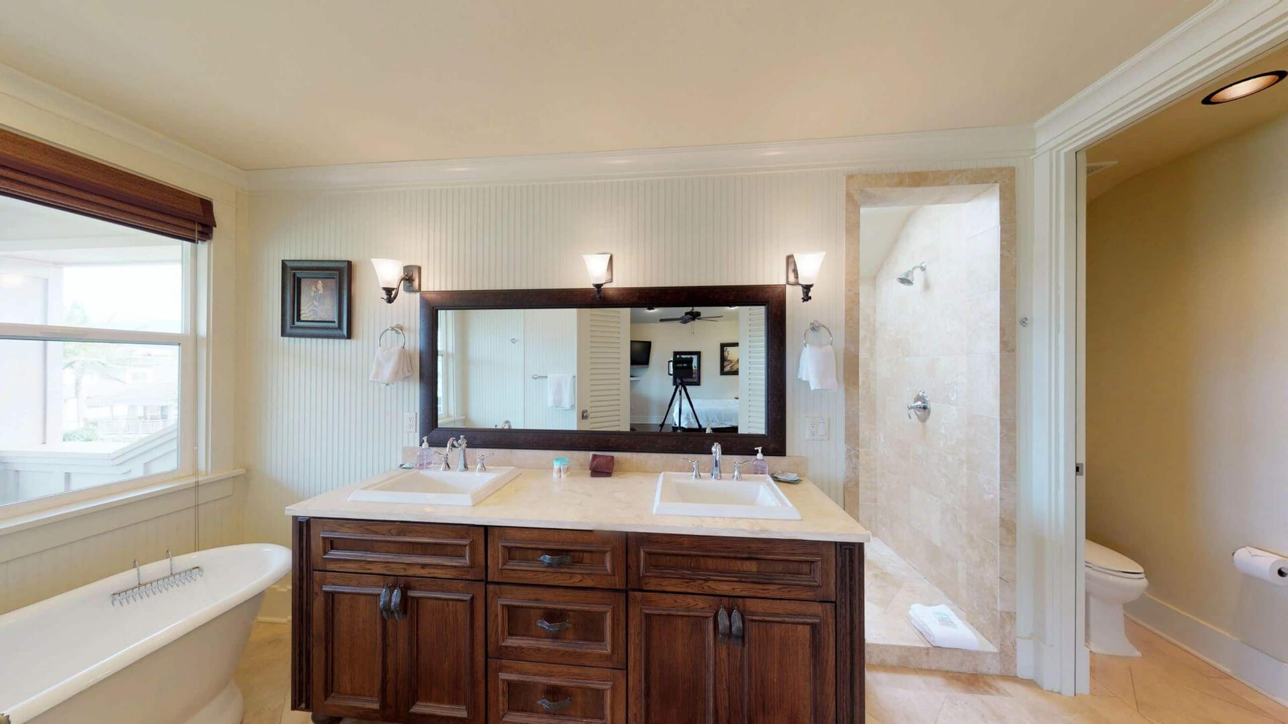 4BR I Elegant Poolside Penthouse l Private - Photo 33