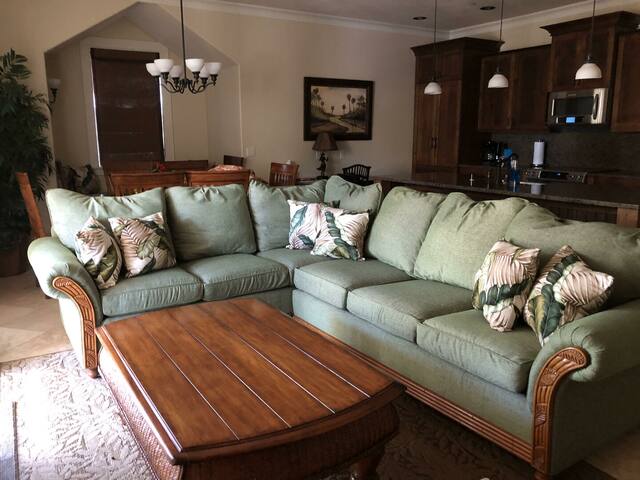 Luxury in Paradise l Beaches, Golf, Shopping gallery image 4