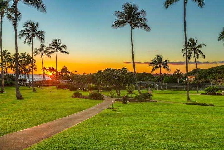 Poolside Lanai Villa l Parking, Sunset View gallery image 4