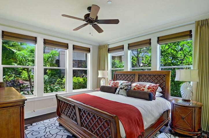 Poolside Ground-Floor Villa |Walk to Beach|Hot Tub