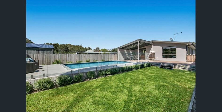Family Entertainer With Swimming Pool – Rye