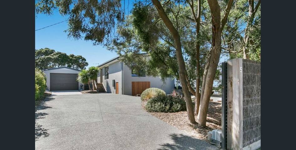 Family Entertainer With Swimming Pool – Rye gallery image 4