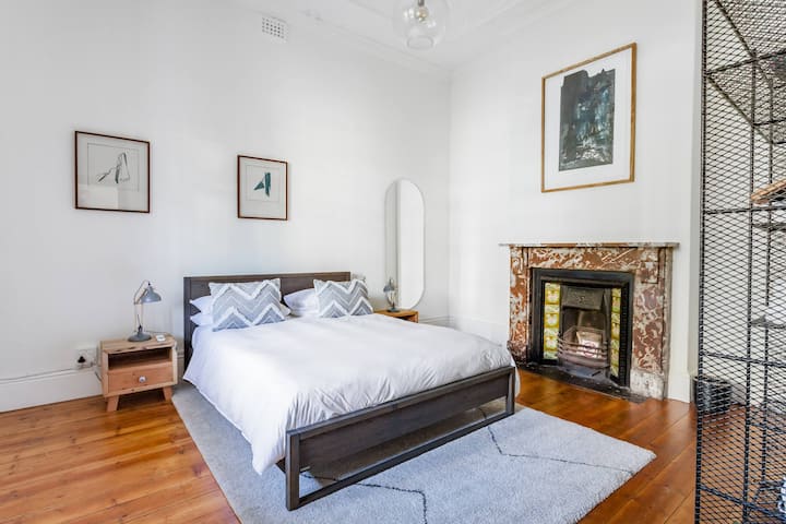 Veľká spálňa s krbom